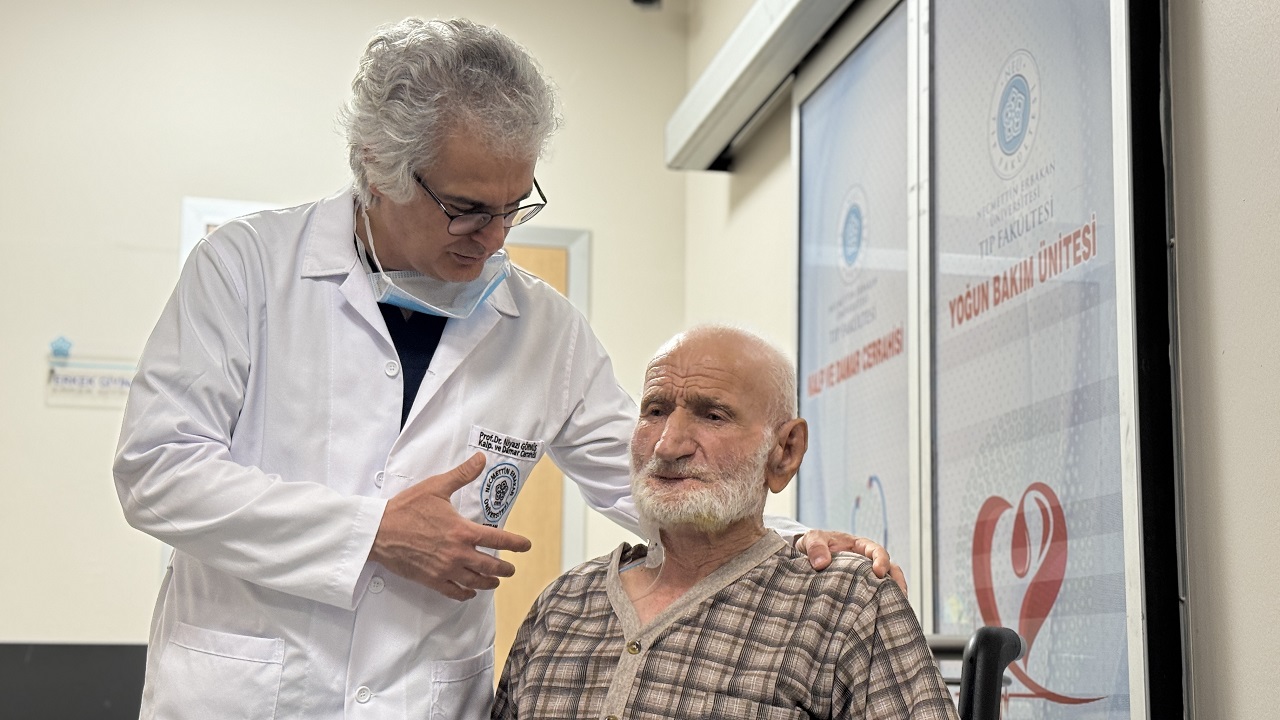 Konya'da 82 yaşındaki hastaya küçük kesiyle hayat kurtaran kalp ameliyatı