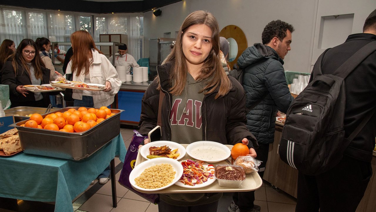 Etli Ana Yemek + Çorba + Pilav + Tatlı + Salata + İçecek = 30 TL