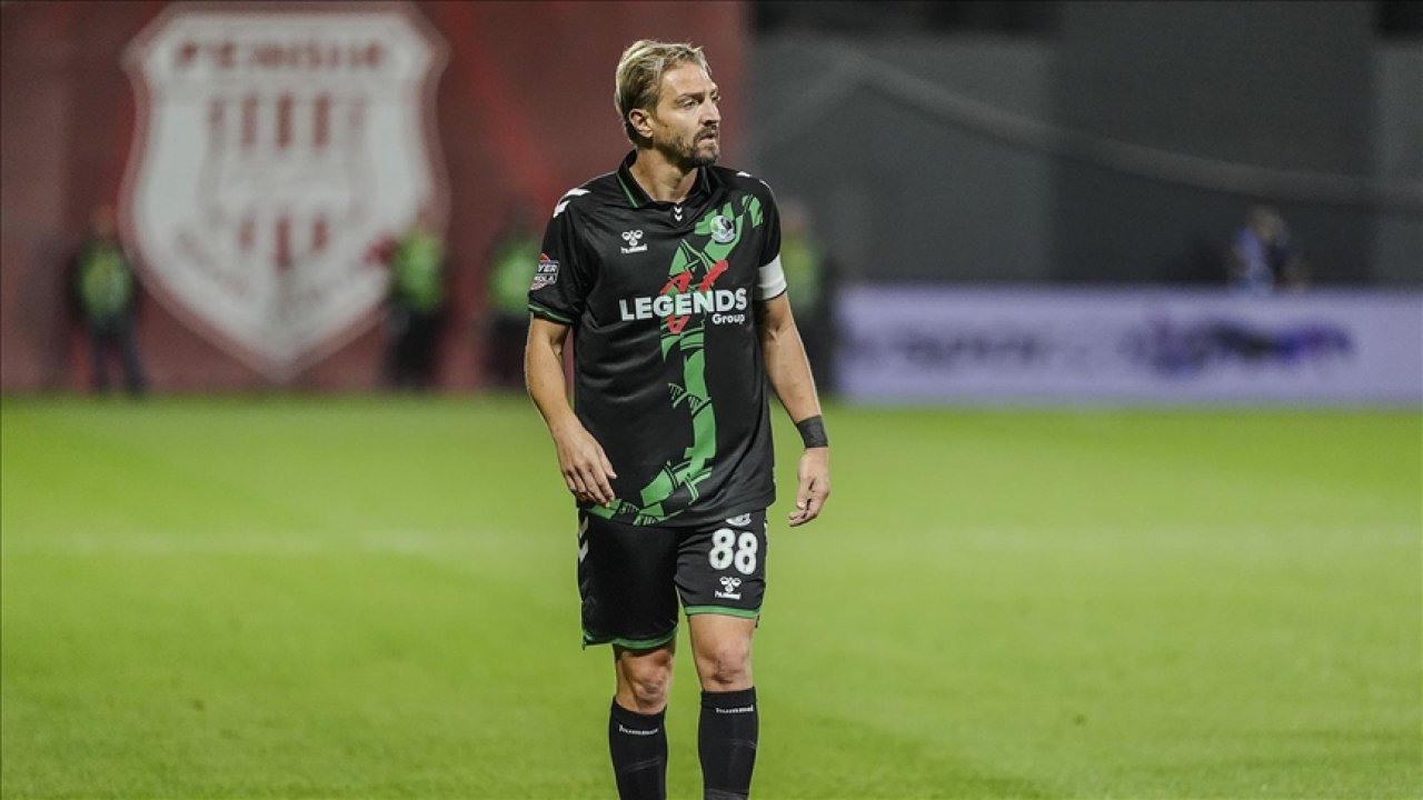 Sürekli kırmızı kart gören Caner Erkin ile Sakaryaspor yollarını ayırdı