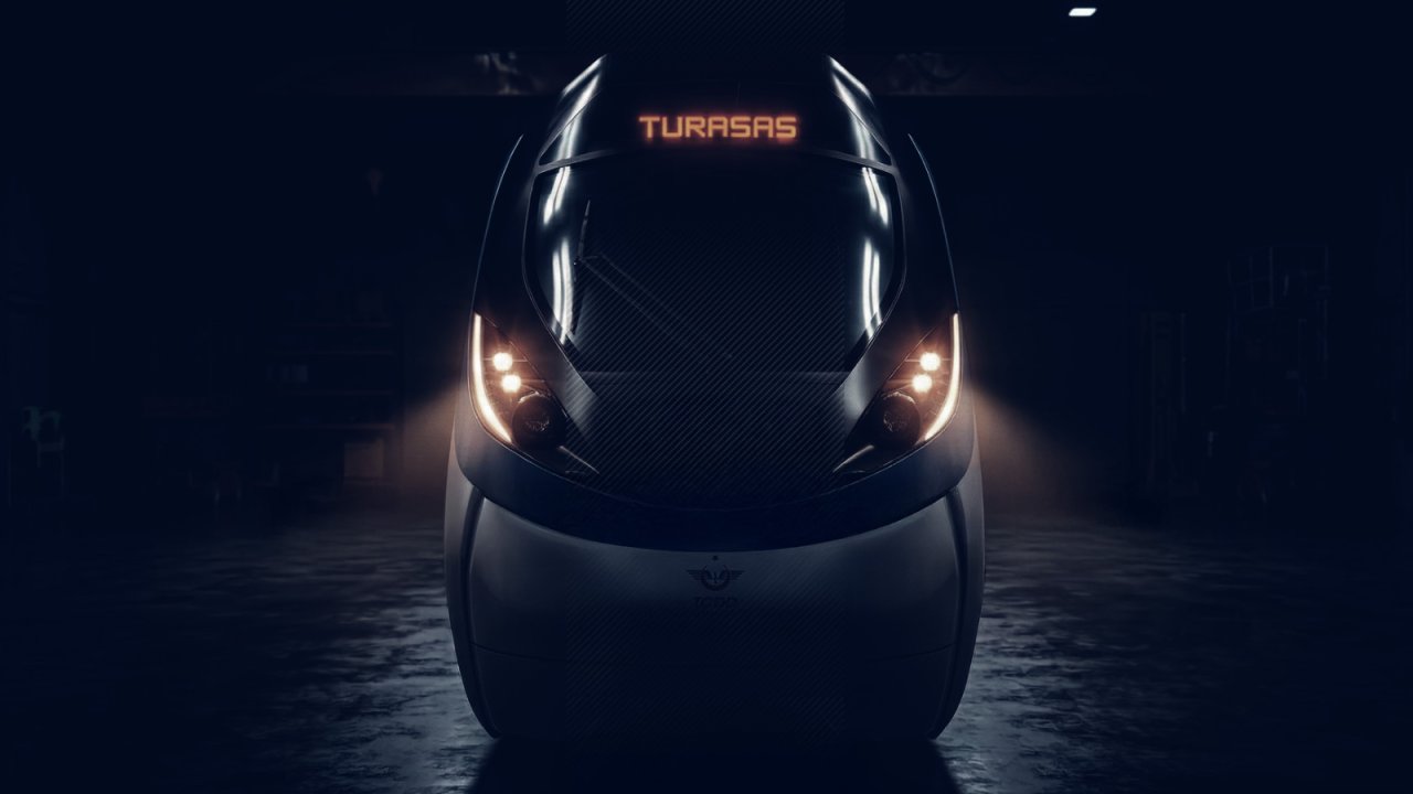 Türkiye'nin ürettiği ilk elektrikli hızlı tren raylara iniyor