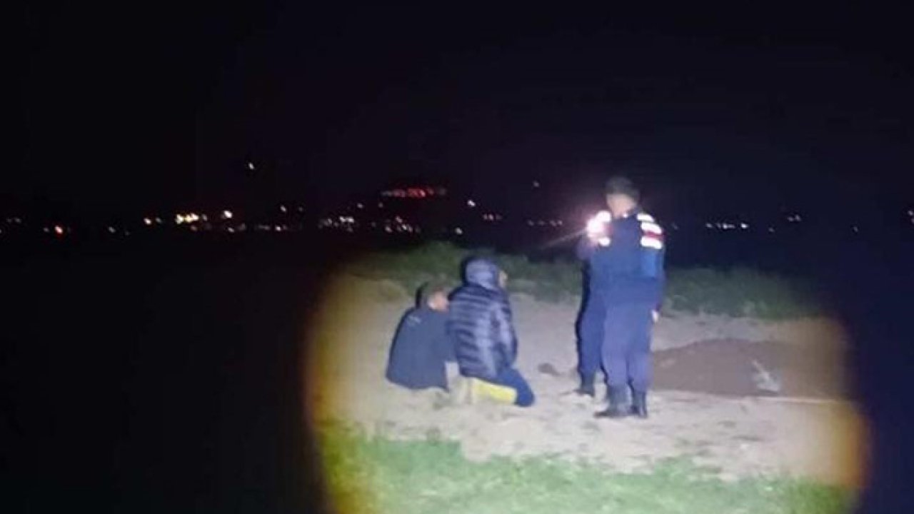 Türbede define ararken suçüstü yakalandılar