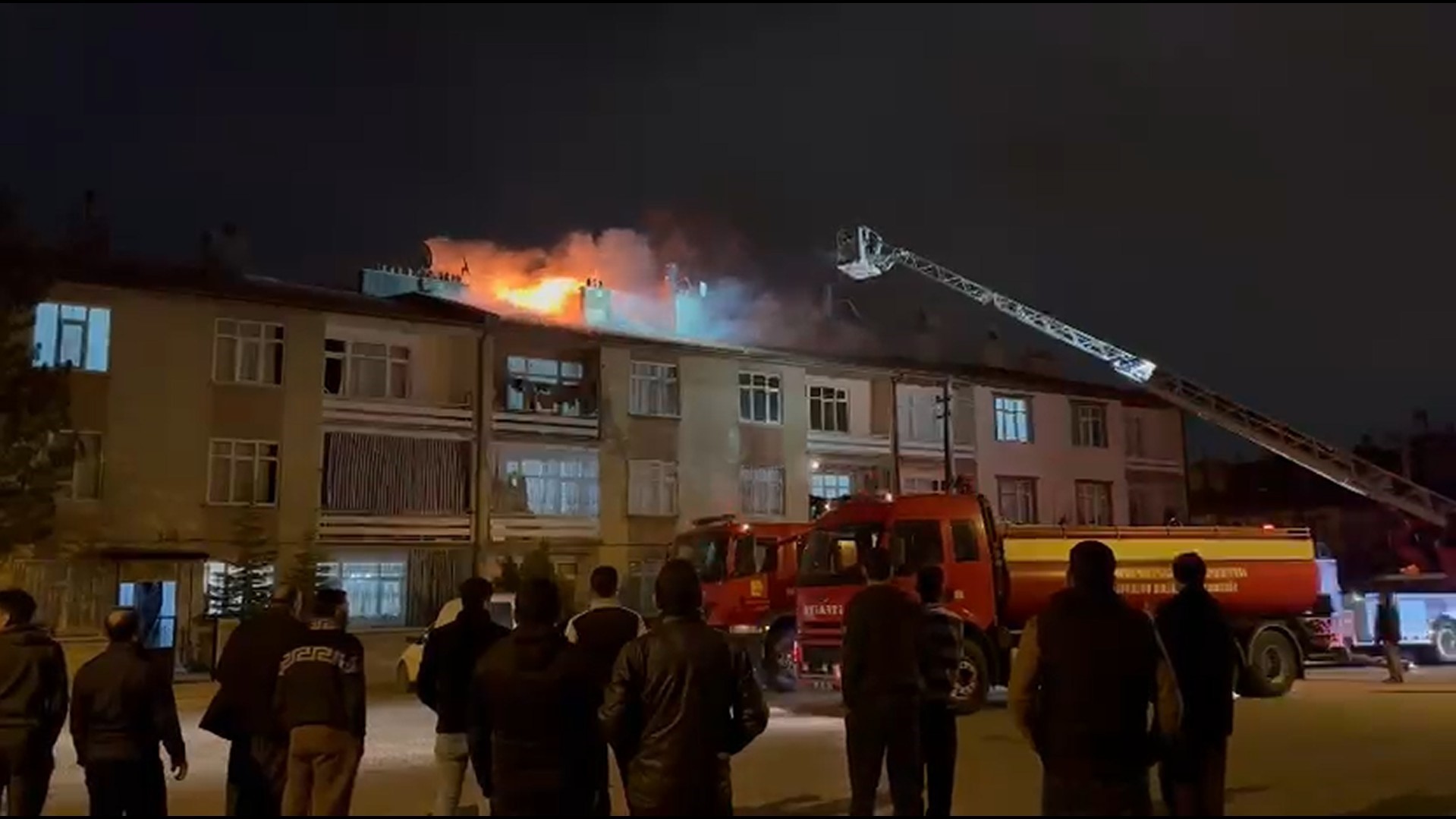 Konya’da 3 katlı apartmanın çatısı alev alev yandı!