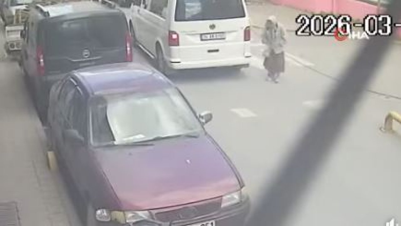 İstanbul'da yaşlı kadın, geri manevra yapan minibüsün altında böyle kaldı
