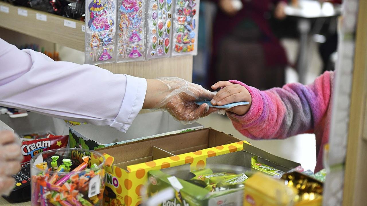 İstanbul Valiliği öğrencilere her ay 2 bin liralık kantin kartı verecek