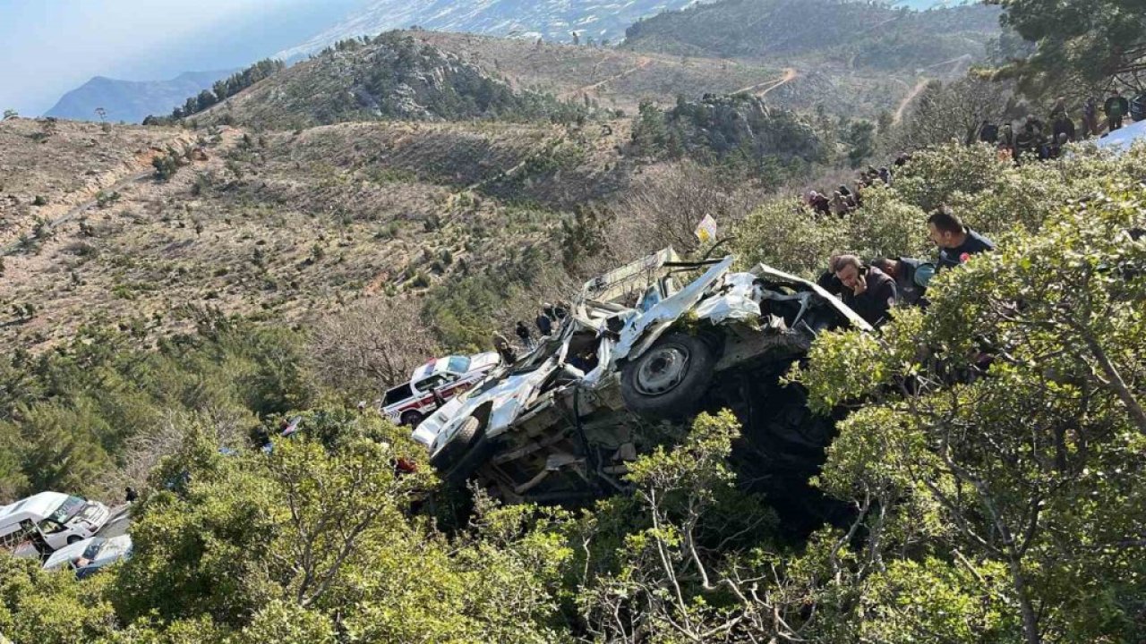 Mersin’de servis uçuruma yuvarlandı: 3 ölü 11 yaralı