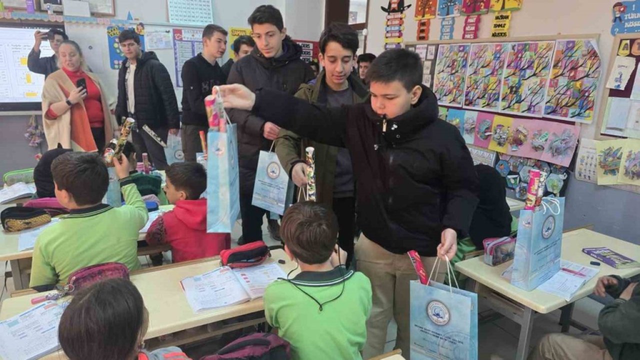 Konya’daki etkinlikte öğrencilere bayramlık dağıtıldı