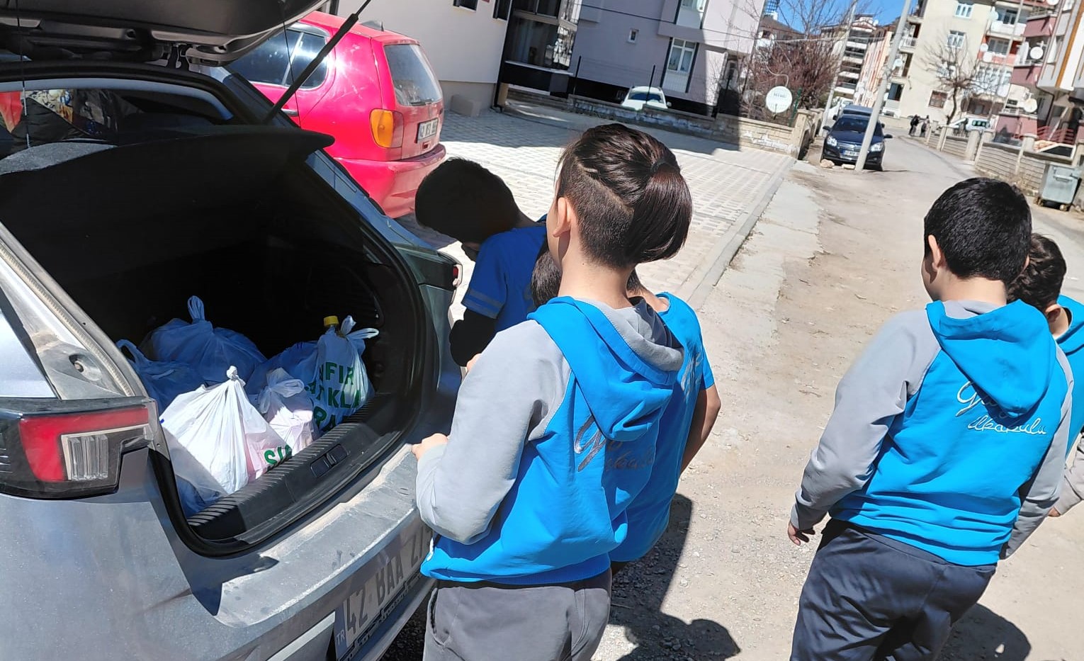 Beyşehir'de 4. sınıf öğrencilerinden ihtiyaç sahibi ailelere yardım