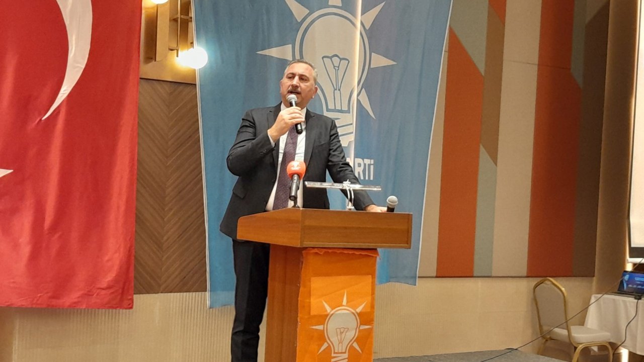 Abdülhamit Gül Karapınar’da muhalefete yüklendi