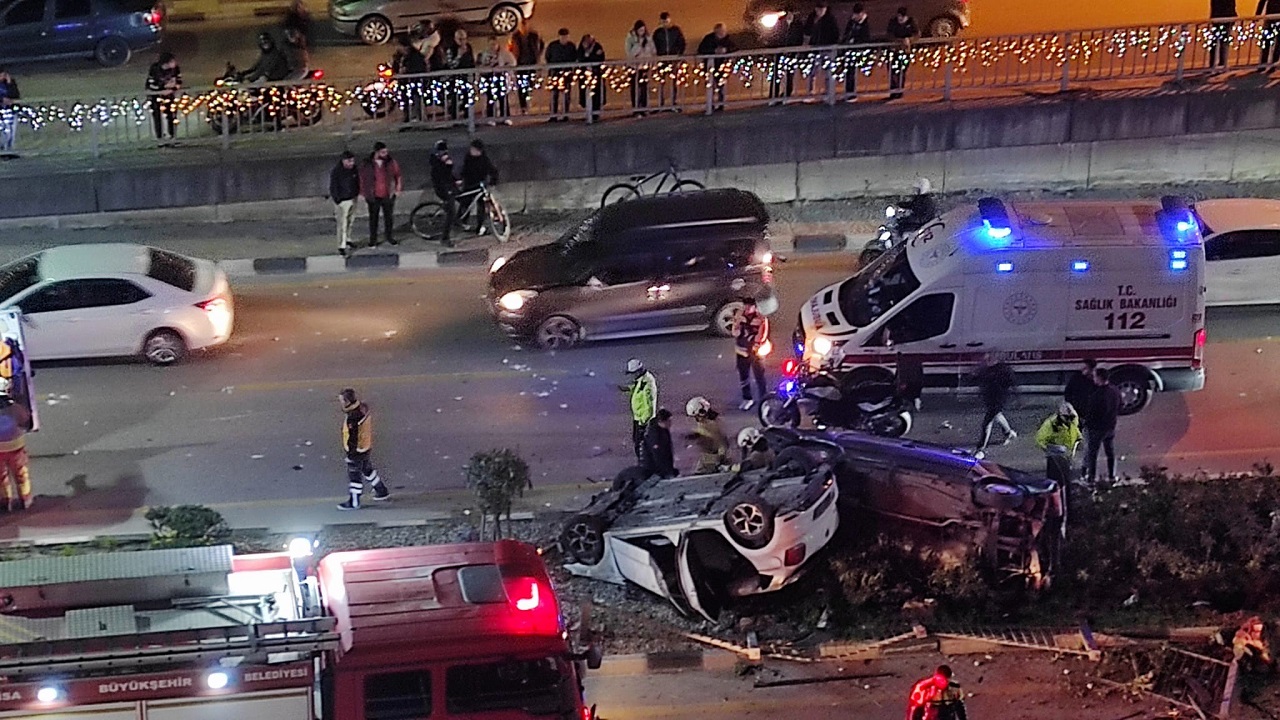 Manisa'da 2 otomobil takla attı! Hurdaya çıkan araçlarda sürücülerin burnu bile kanamadı