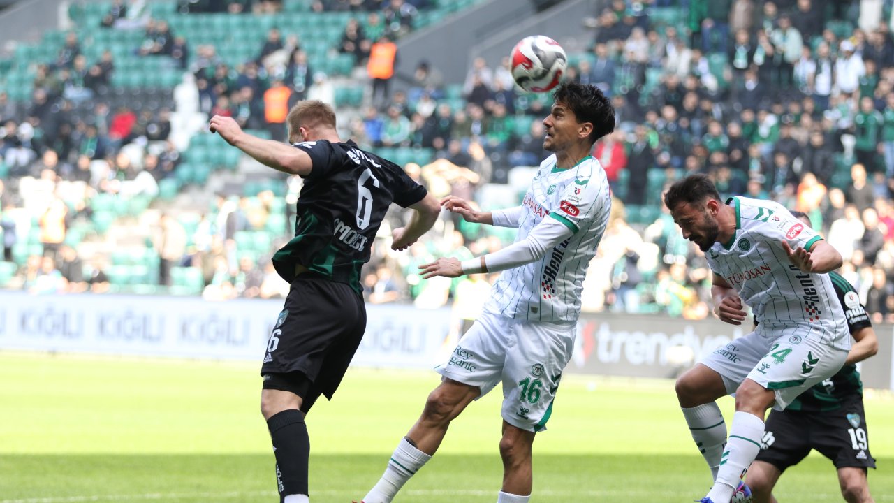Kocaelispor Konyaspor maçının ilk yarısında gol sesi çıkmadı