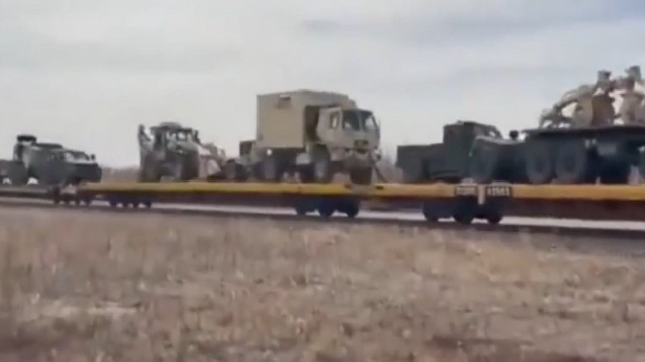 Kıyamet planı devreye girdi: Sıra sıra boyanmış tanklar kameralara yakalandı