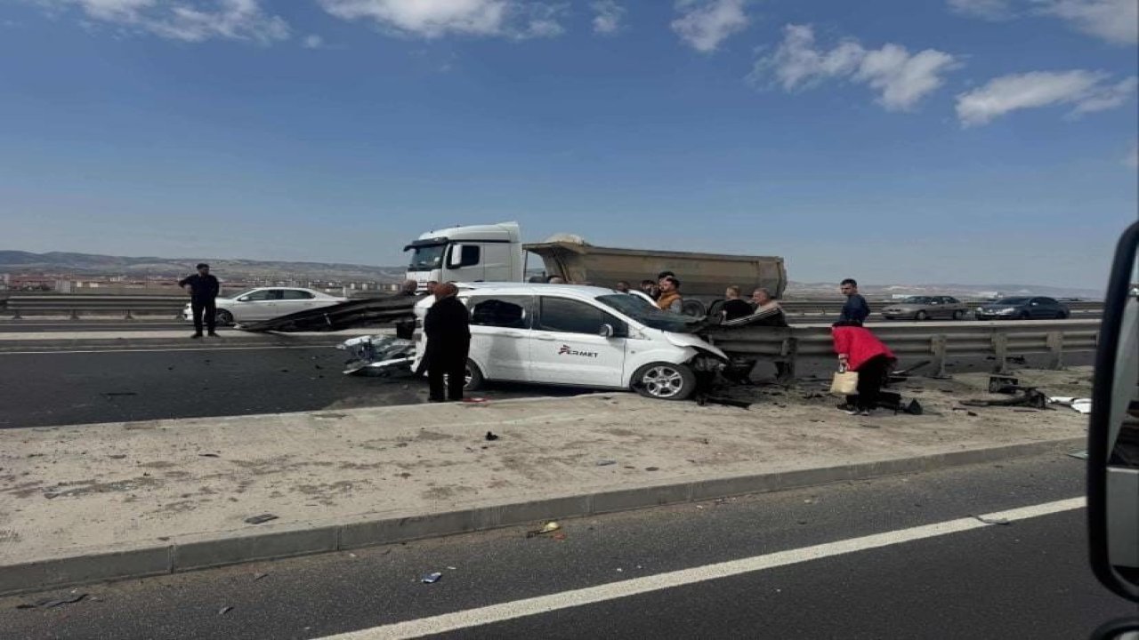 Otomobil bariyerlere ok gibi saplandı