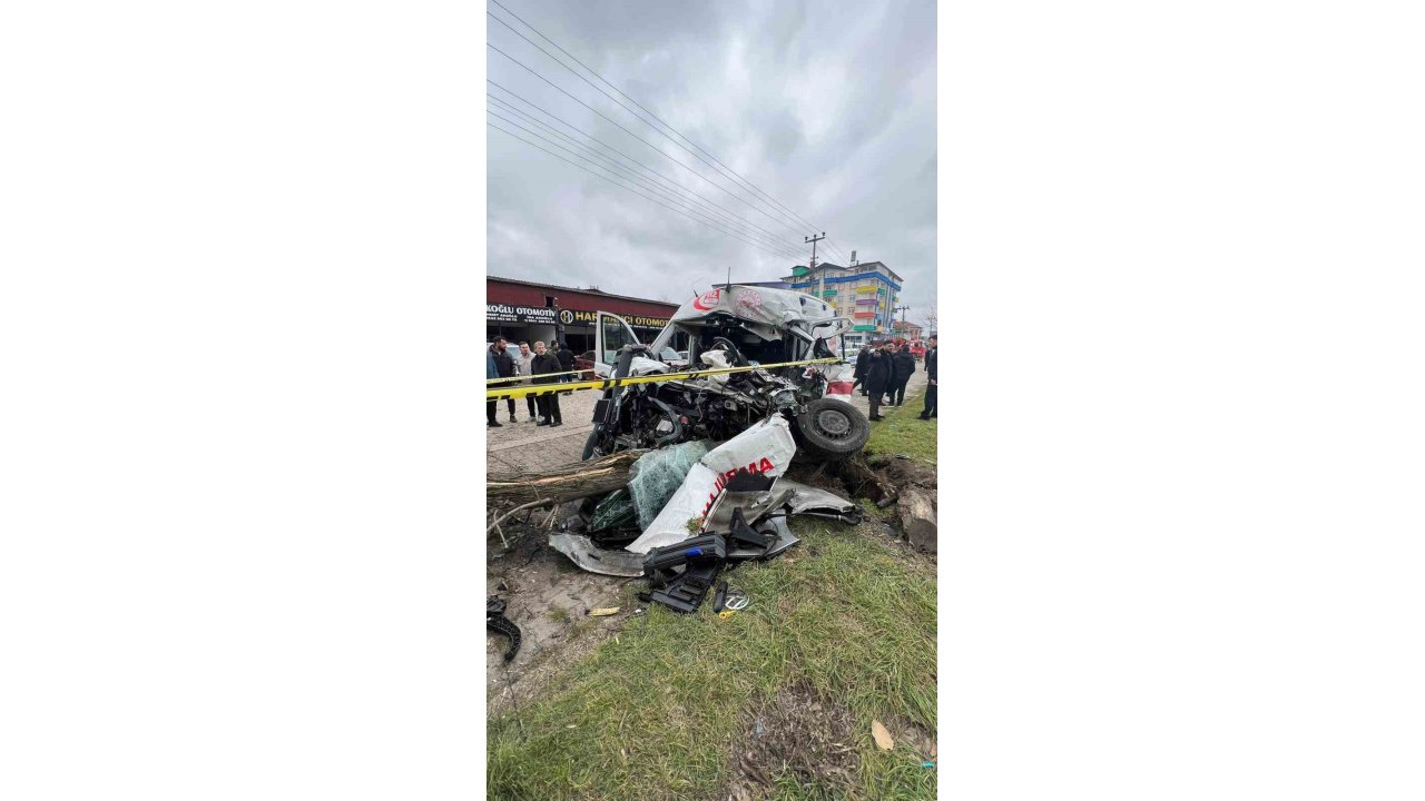 Vakaya giden ambulans kaza yaptı: 1 ölü, 3 yaralı