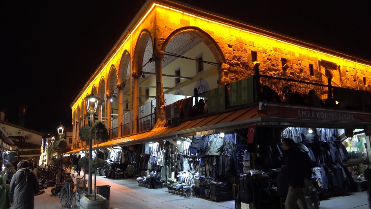 Konya’da son teravihte camiler dolup taştı!