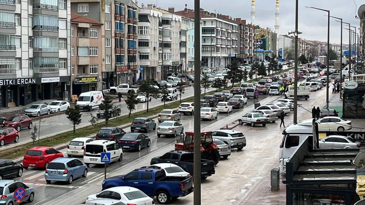 Konya-Ankara hattında trafik kilitlendi! İlçede yoğunluk arttı