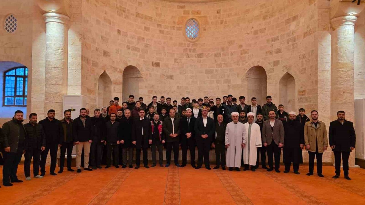 Depremde hasar gören tarihi Selahattin Eyyubi Camii yeniden ibadete açıldı