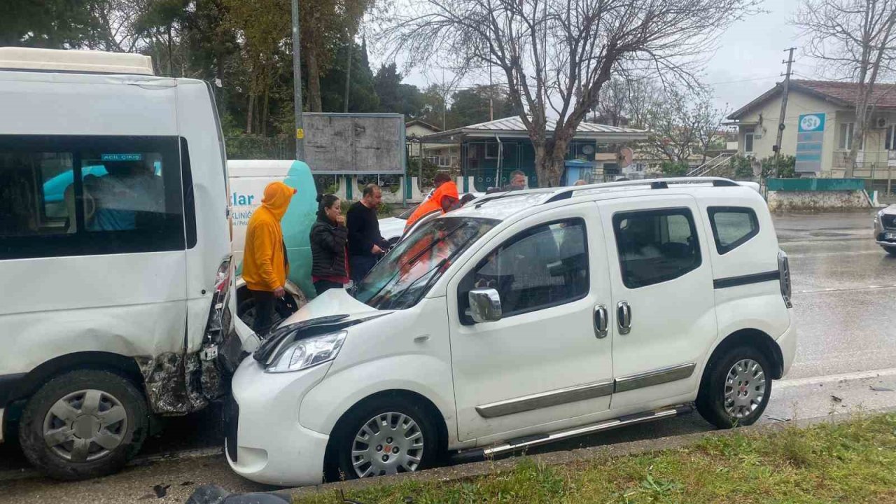 Antalya’da zincirleme kaza: İtfaiye araçta sıkışan kadın için seferber oldu