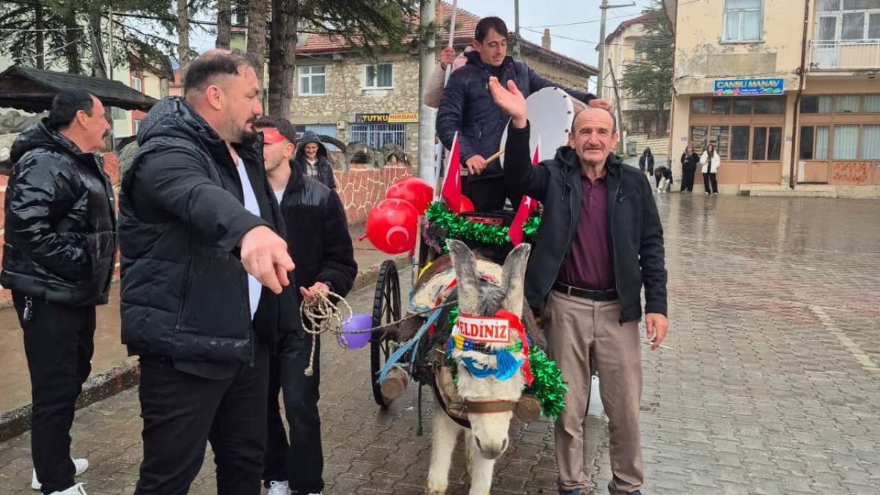 Konya'da davulcular bahşişi süslenen eşek arabasıyla topluyor