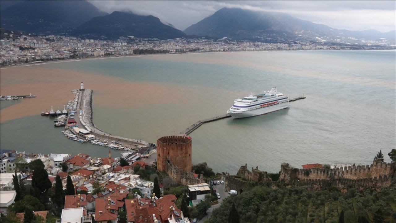 Alanya’da sağanak şoku! Denizin rengi bir anda değişti
