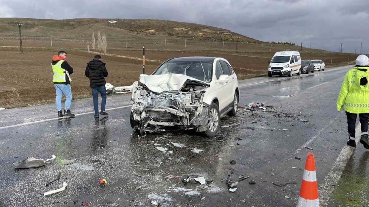 Sivas'ta üç araçlı zincirleme kaza!  1 ölü, 5 yaralı