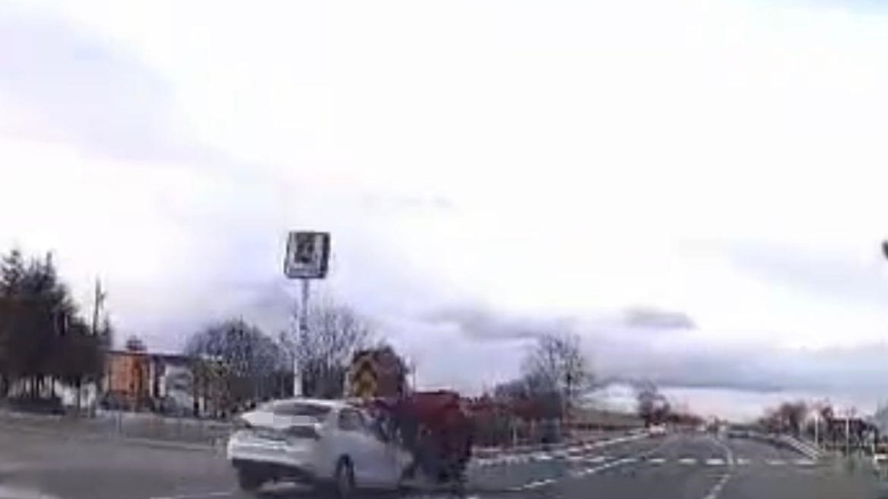 Otomobille traktörün çarpıştığı kaza saniye saniye kaydedildi