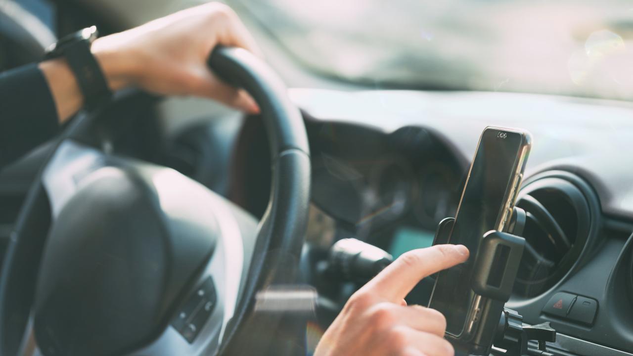 Araçlarda telefon tutucu ve koku yasaklandı mı?