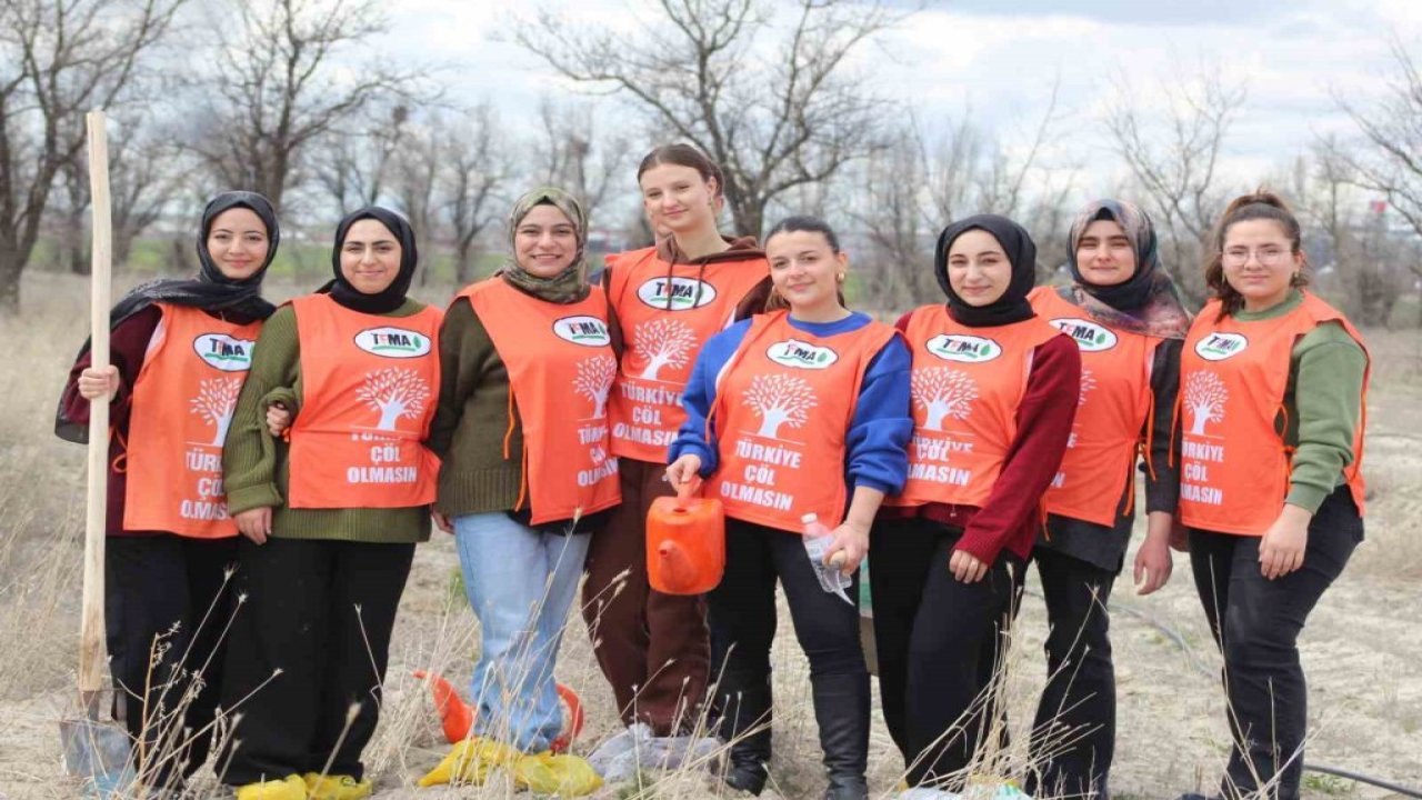 Karapınar’da öğrenciler erozyon sahasına fidan dikti