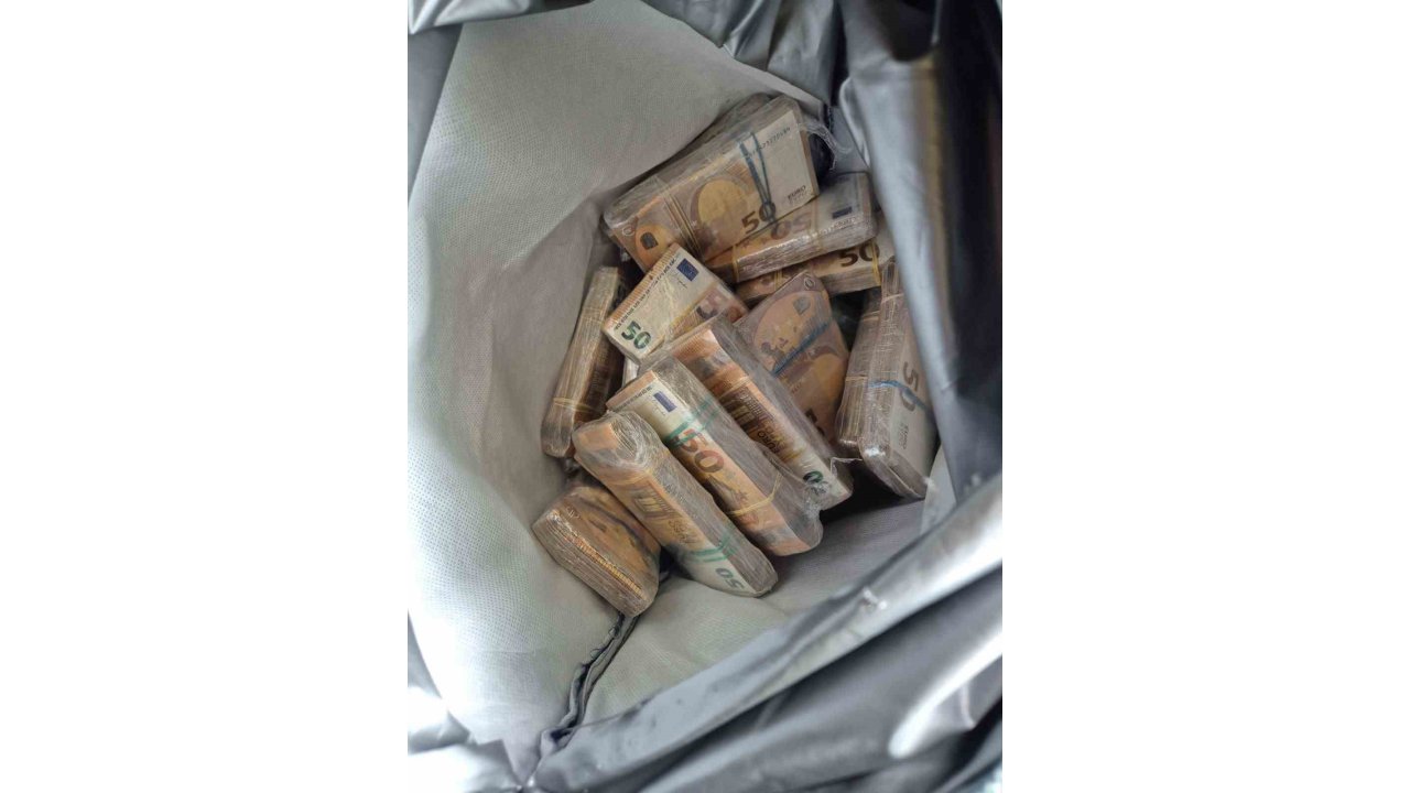 Çikolata  dolu çantadan 220 bin Euro çıktı