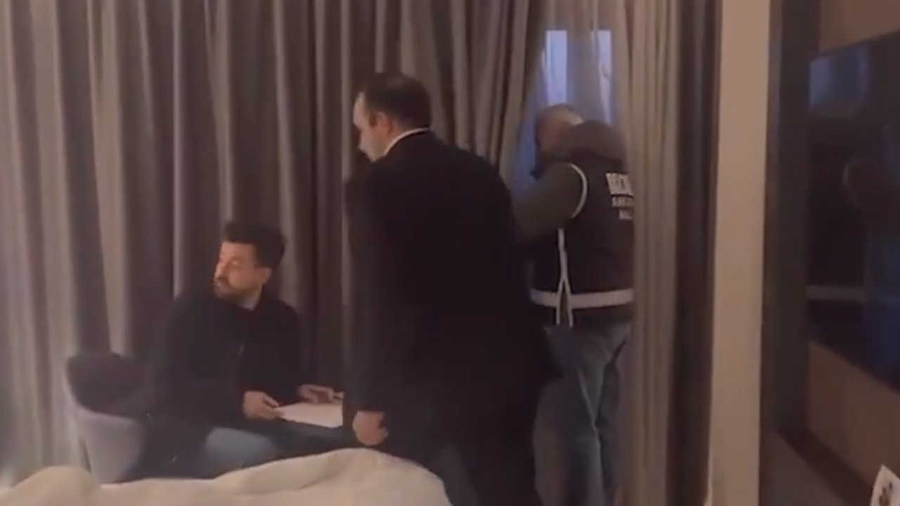 Uşak Belediye Başkanı Özkan Yalım, sevgilisiyle kaldığı lüks otelde gözaltın alınmış