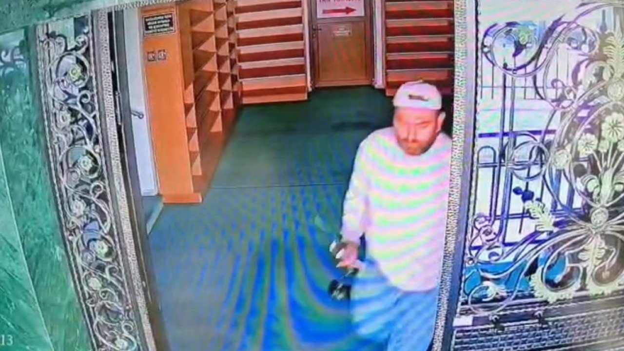 Camiden şaşırtan hırsızlık: Oltayla mikrofon çaldı