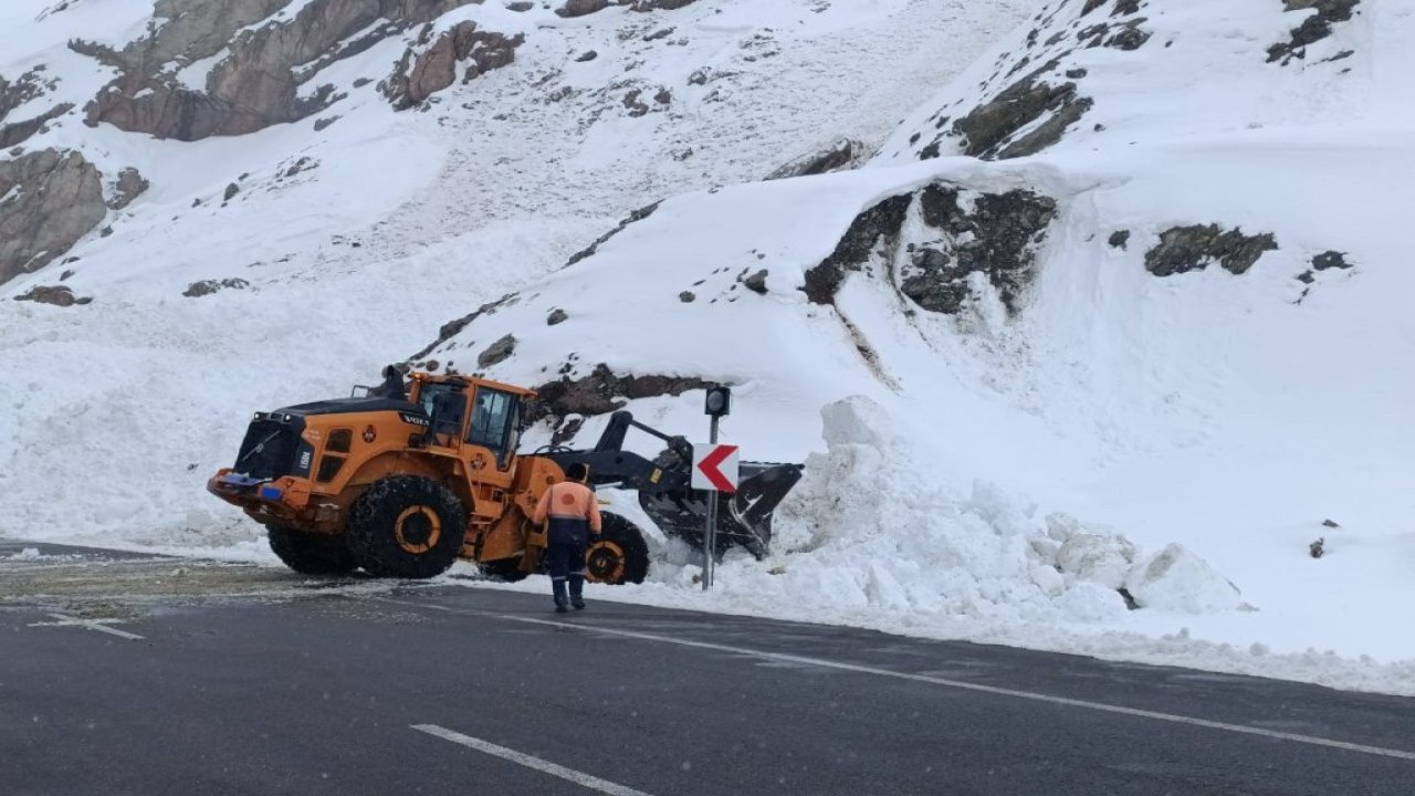 Van-Hakkari karayolunda çığ: Çok sayıda araç mahsur kaldı