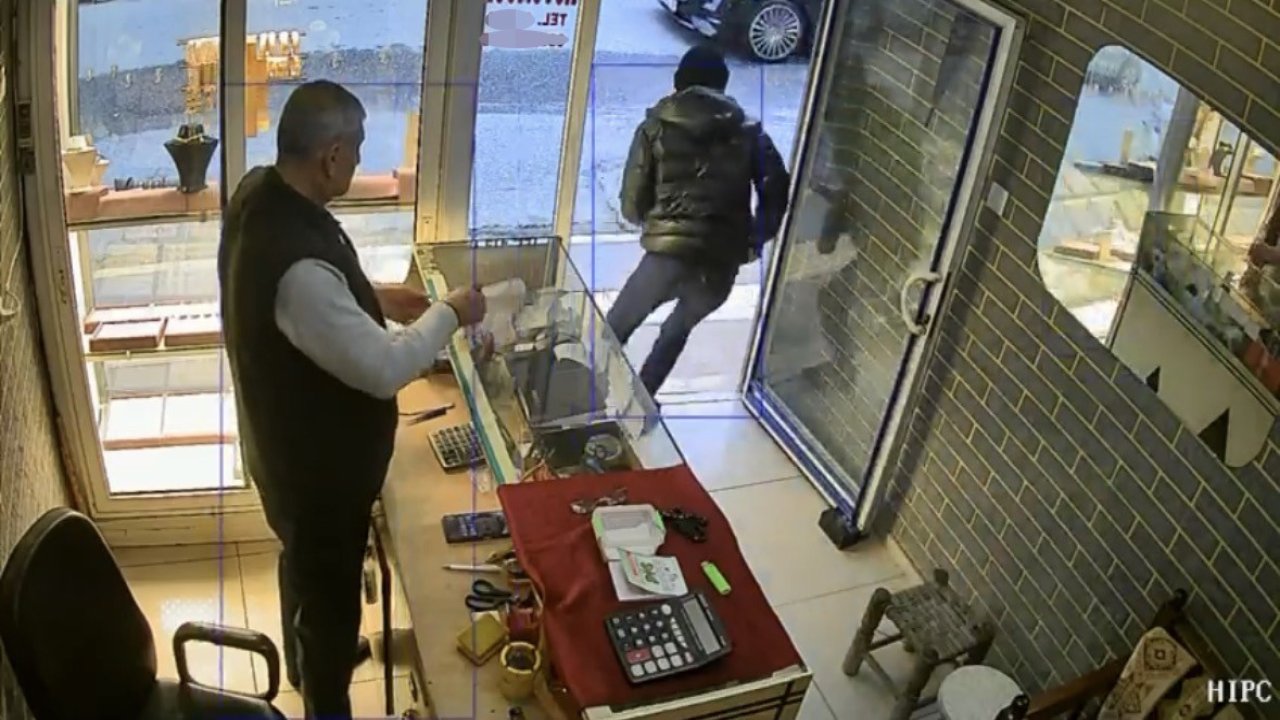 Kuyumcudan güpegündüz 60 bin liralık yüzüğü alıp kaçtı!ı (TIKLA-İZLE)