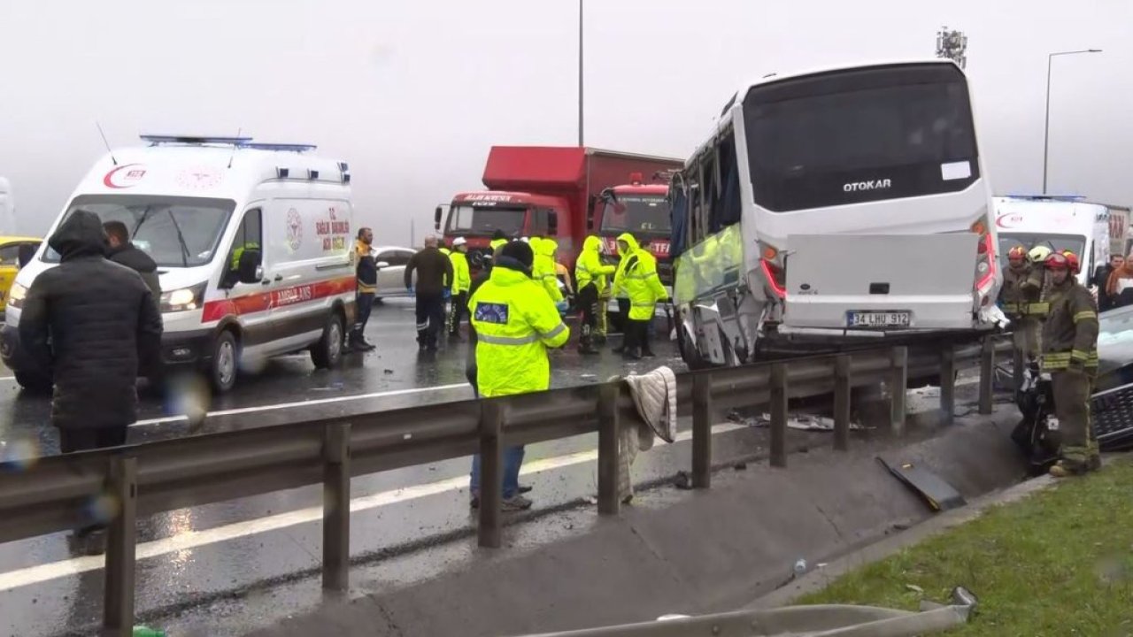 İstanbul'da polis servisi kaza yaptı: 1 polis şehit oldu, 16 polis yaralandı