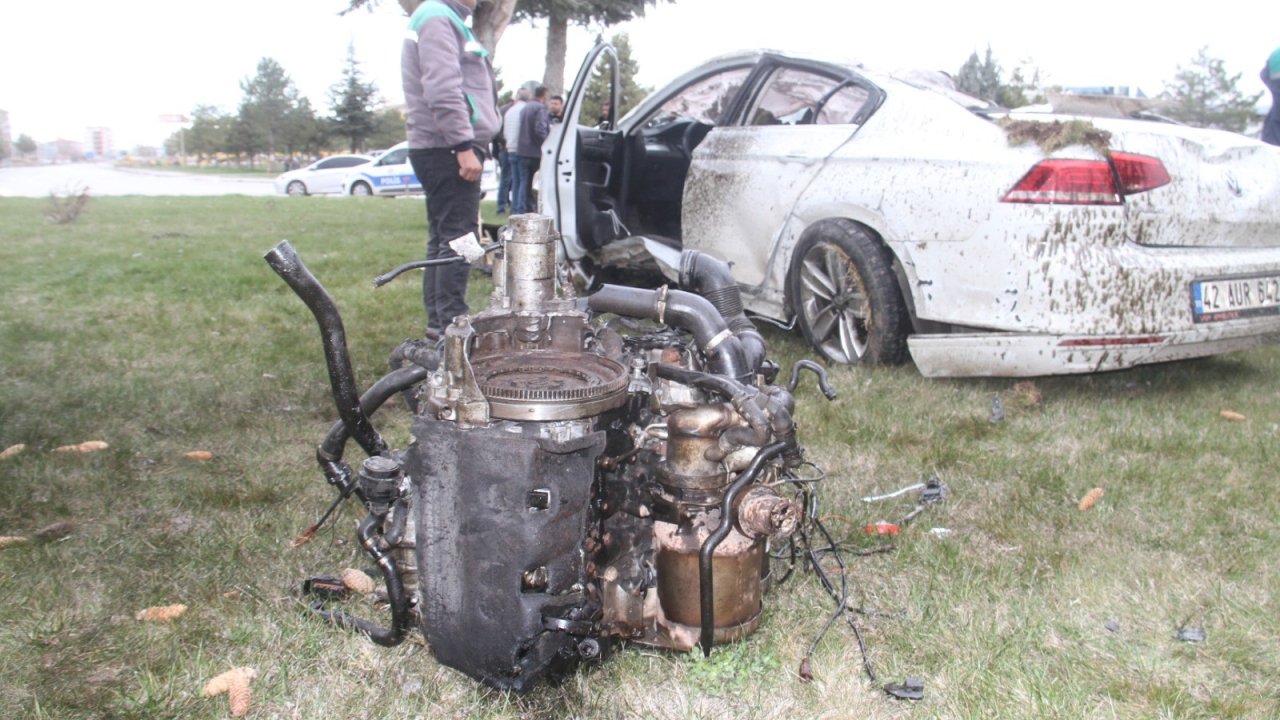 Otomobil refüje çarptı, ortalık savaş alanına döndü