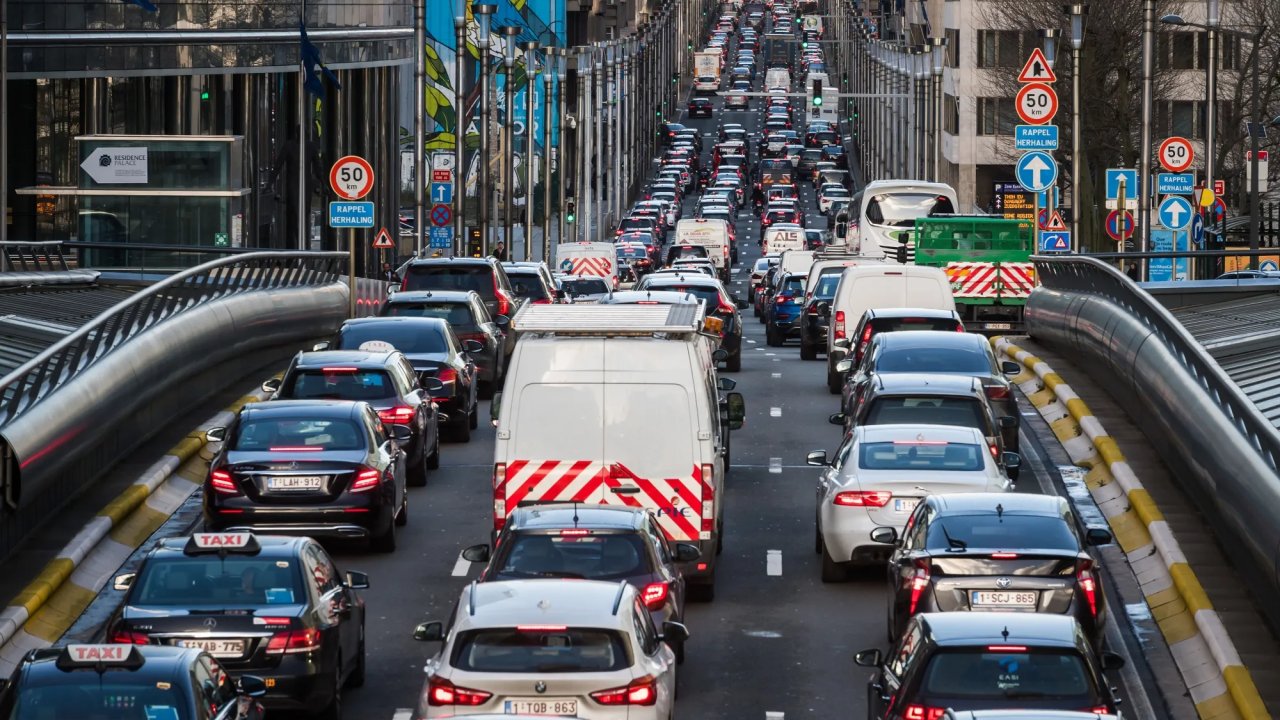 AB'den yakıt tasarrufu için vatandaşlarına çağrı: Daha az seyahat edin!