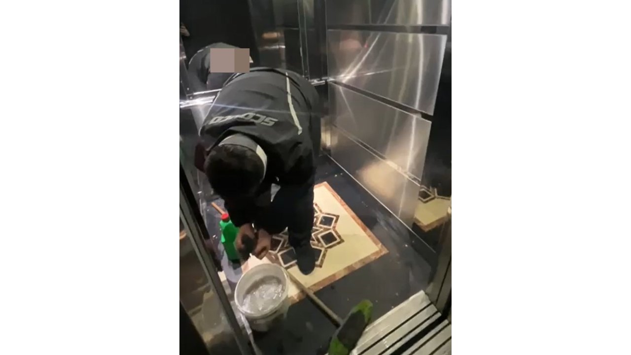 Asansörün içine tuvaletini yapan kurye, yaptığınız temizlemek zorunda kaldı