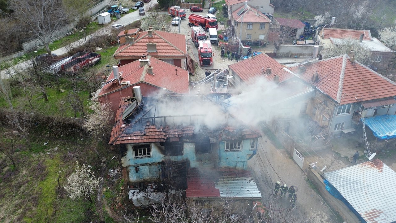 Konya’da korkutan yangın! Soba bir evi küle çevirdi