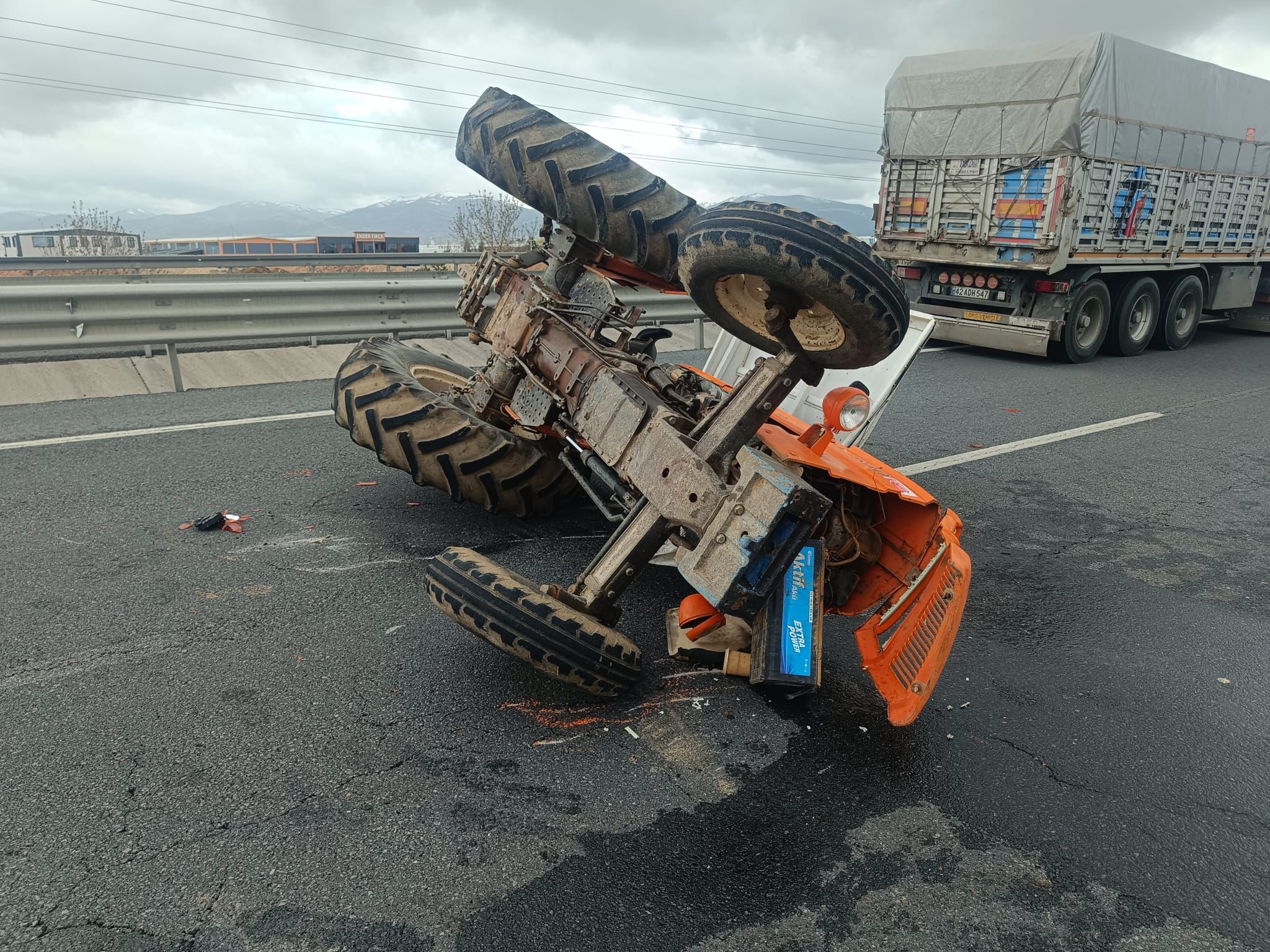 Konya’da talihsiz kaza! Traktör devrildi, sürücü yaralandı