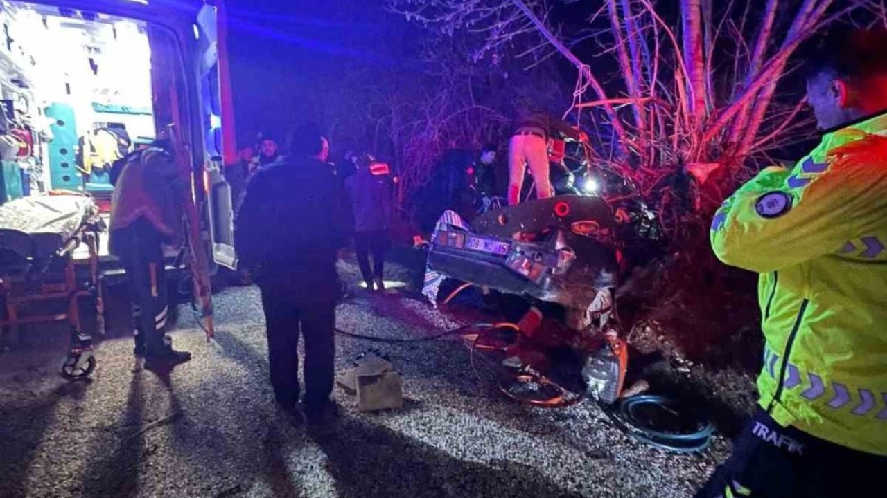 Antalya'da otomobil ağaca çarptı: 2 ölü, 2 yaralı!