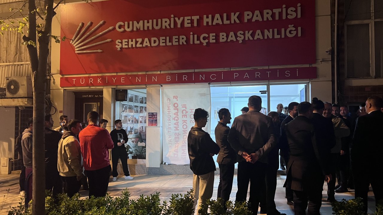 Manisa'da CHP İlçe Başkanlığı'na taşlı saldırı düzenlendi