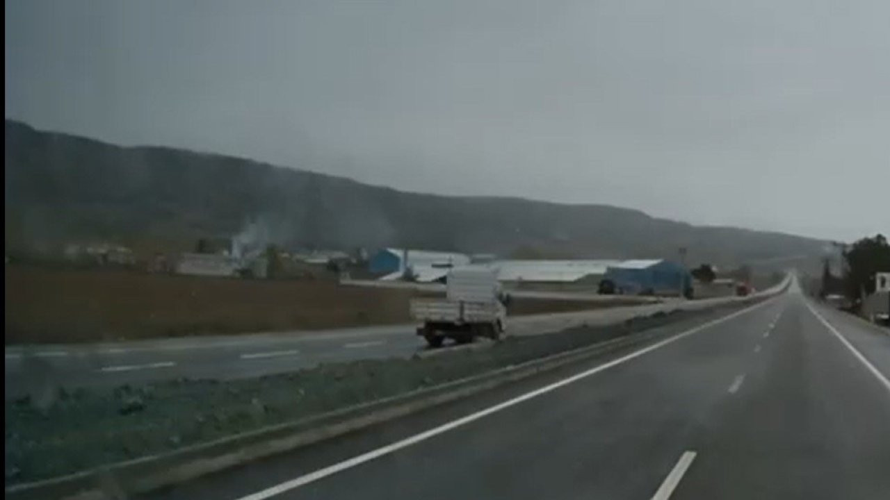 Ters yöne girdi, tam gaz sürdü! Kamyoneti görenler kaçtı