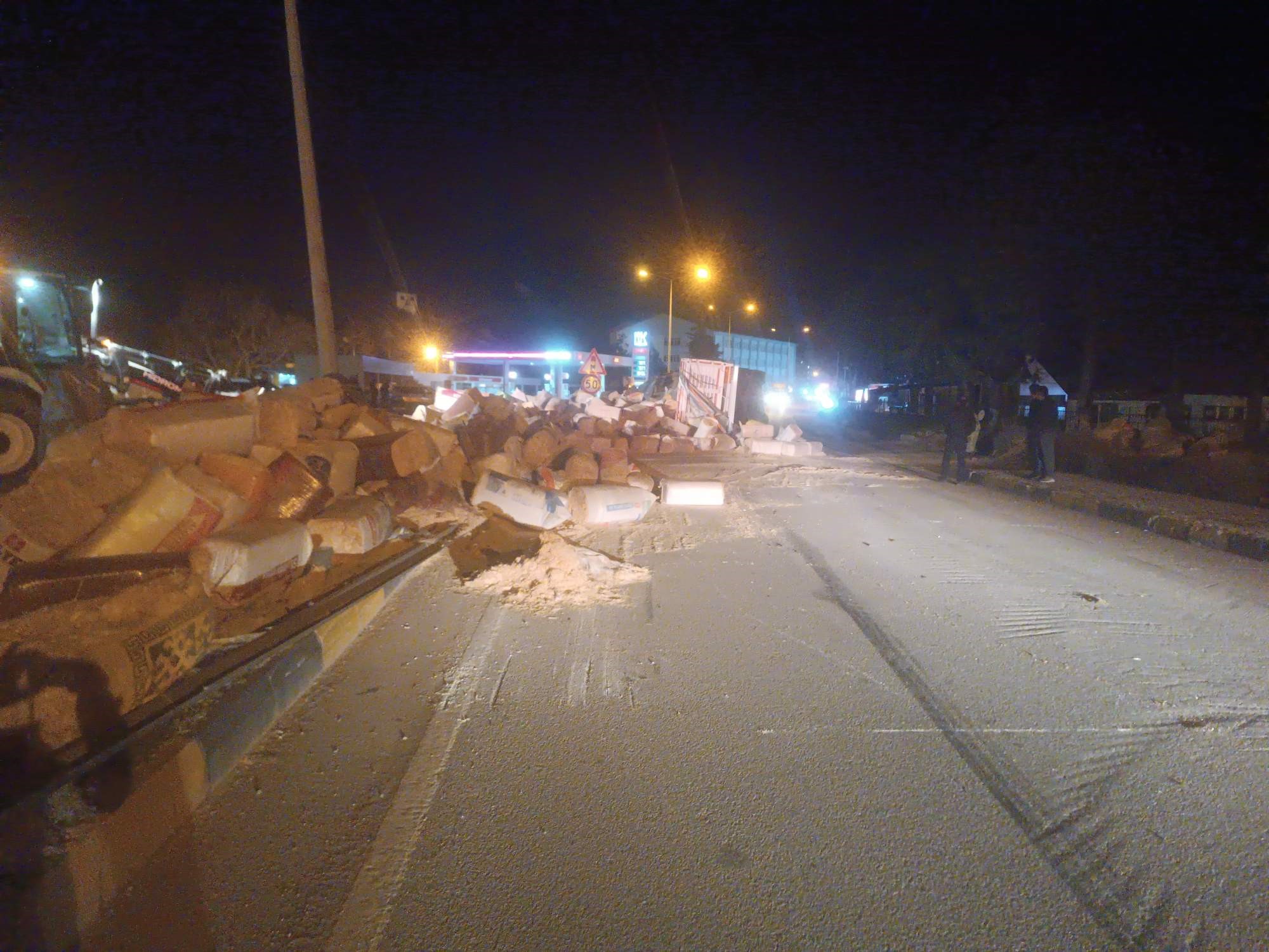 Konya-Isparta yolunda TIR kazası: Yol balyayla doldu