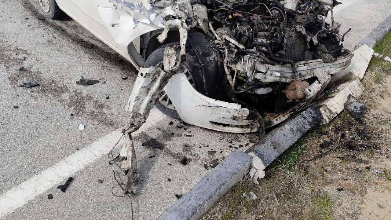 Konya yolunda kaza: Otomobil hurdaya döndü!