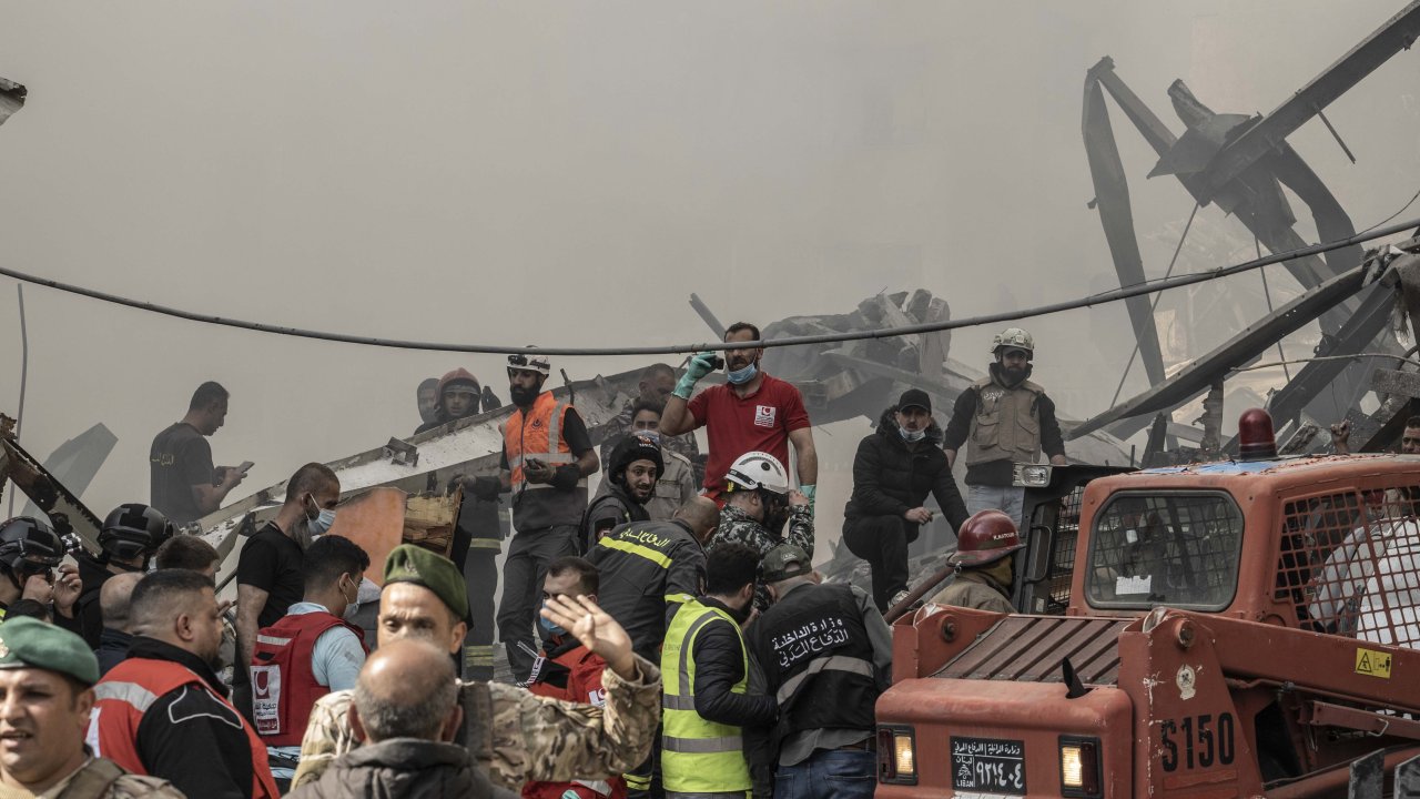 İsrail ateşkesin ilk günüde Lübnan'a bomba yağdırdı