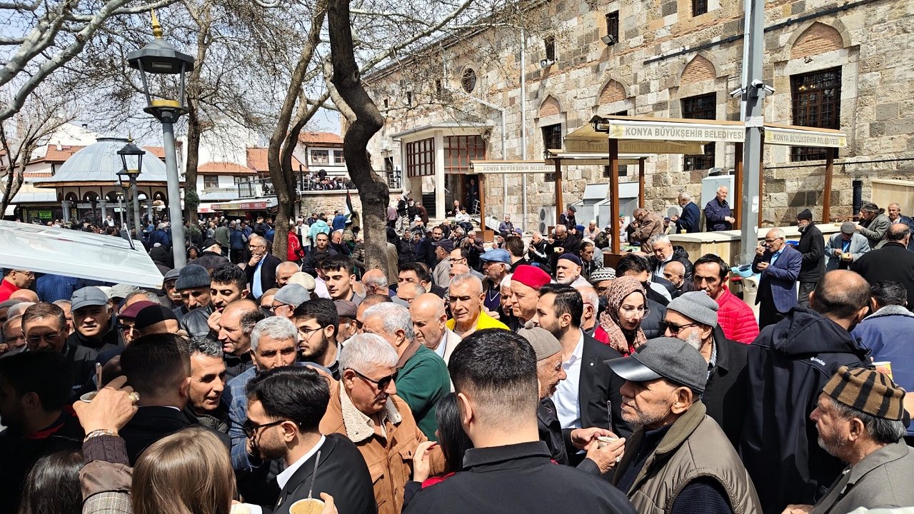 Kızılay’dan gönülleri ısıtan hareket! Konya’da helva dağıtıldı