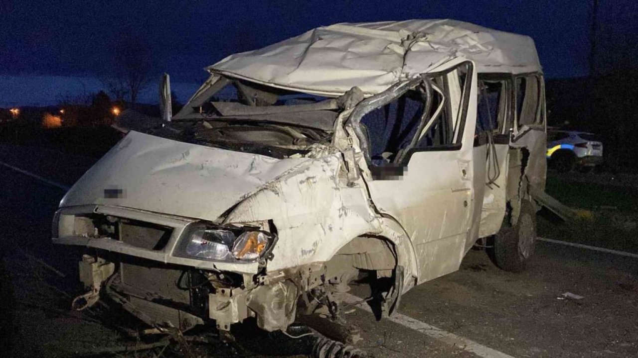 Minibüs ile hafif ticari araç çarpıştı: 7 yaralı