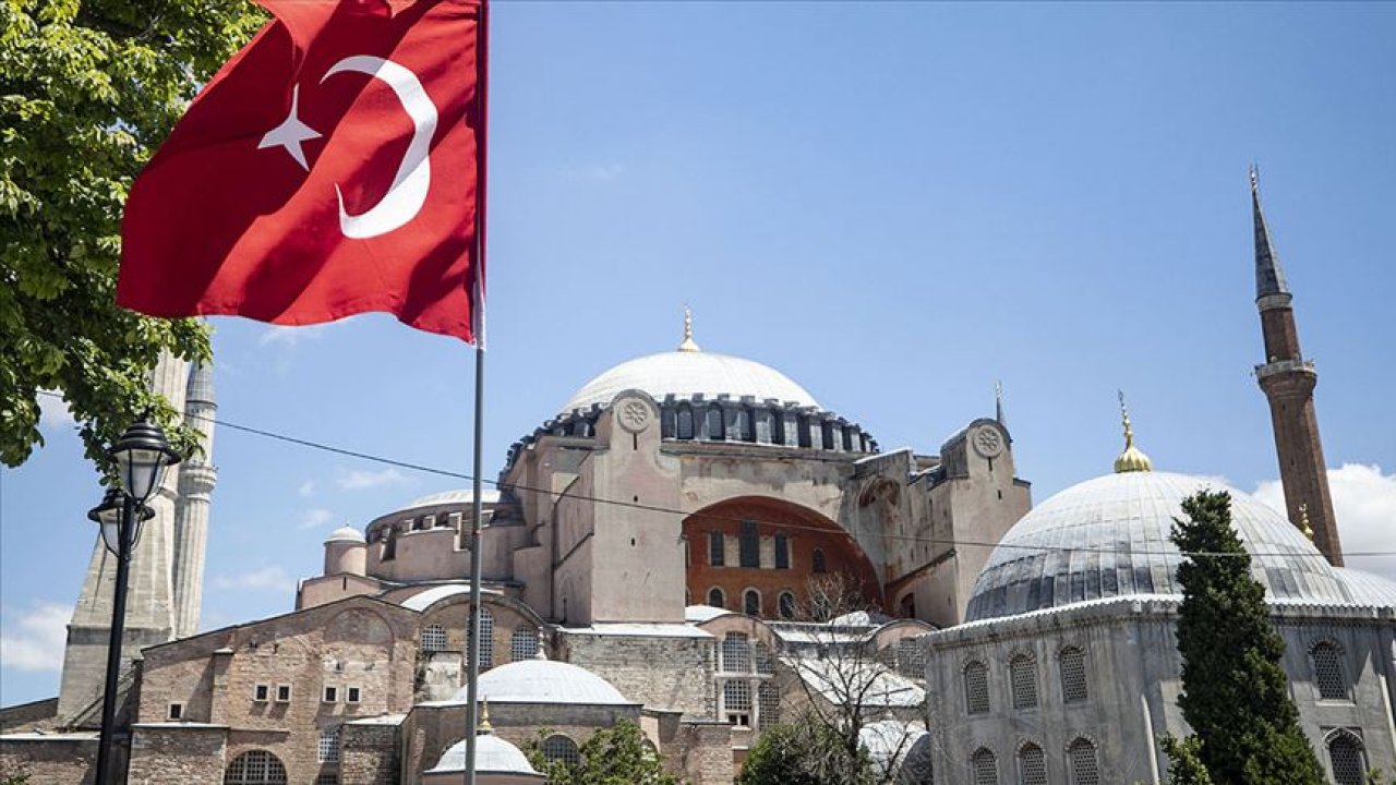 Ayasofya’da bayrak açan 2 şüpheli tutuklandı!