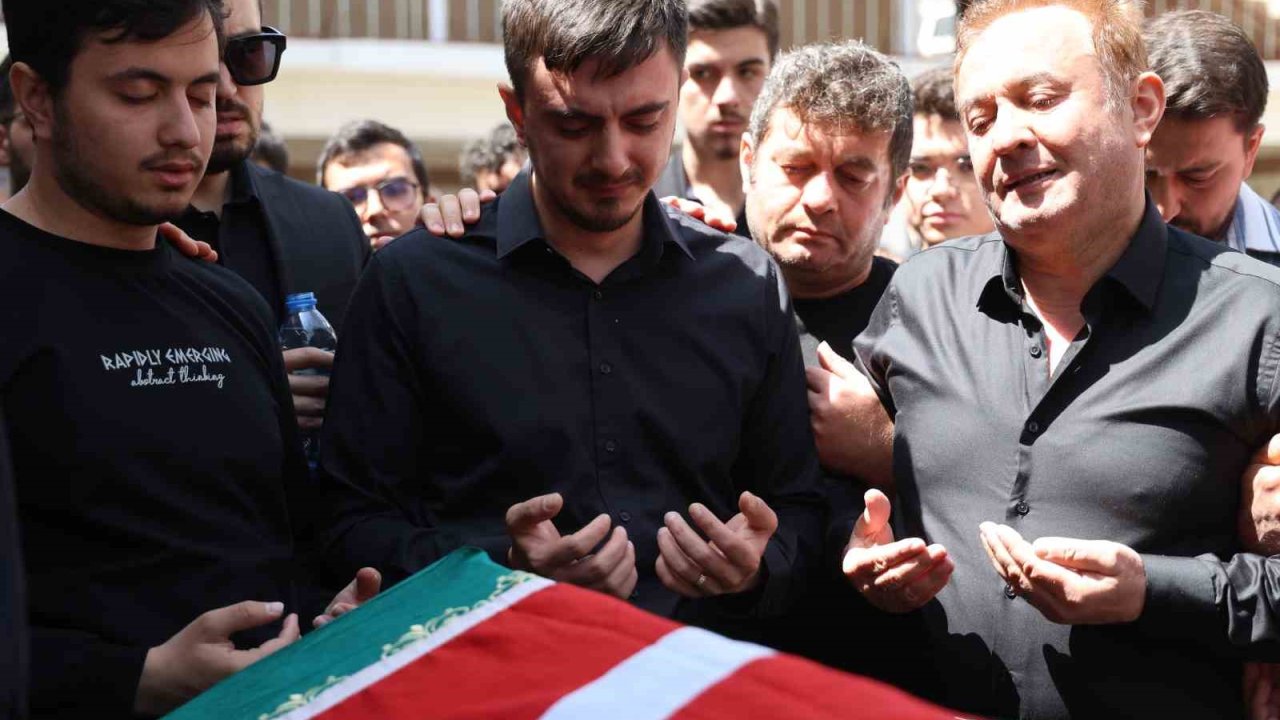 Öğrencilerine siper olan Ayla öğretmen, gözyaşlarıyla son yolculuğuna uğurlandı