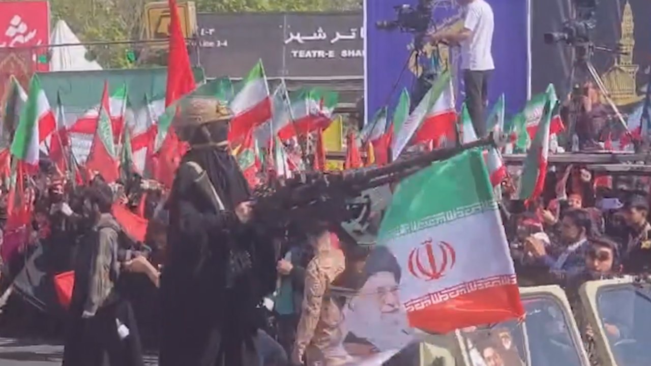 İran'ın 'Can Feda Kızları'ndan ABD ve İsrail’e  gövde gösterisi