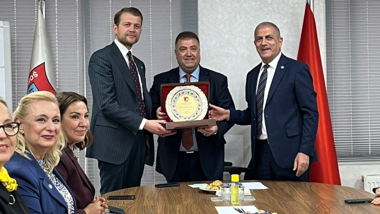 İzmir’in en iyi taksicisi ilan edildi, iki yerden ödüllendirildi